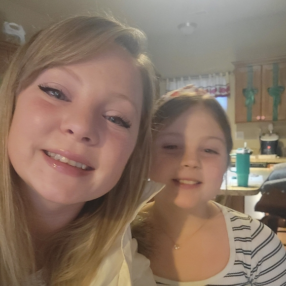 Meet your Posher, Stephanie - Picture 2 of 2